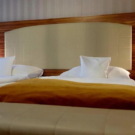 Hotel Okresni Dum ฮราเดตสคราโลเว ภายนอก รูปภาพ