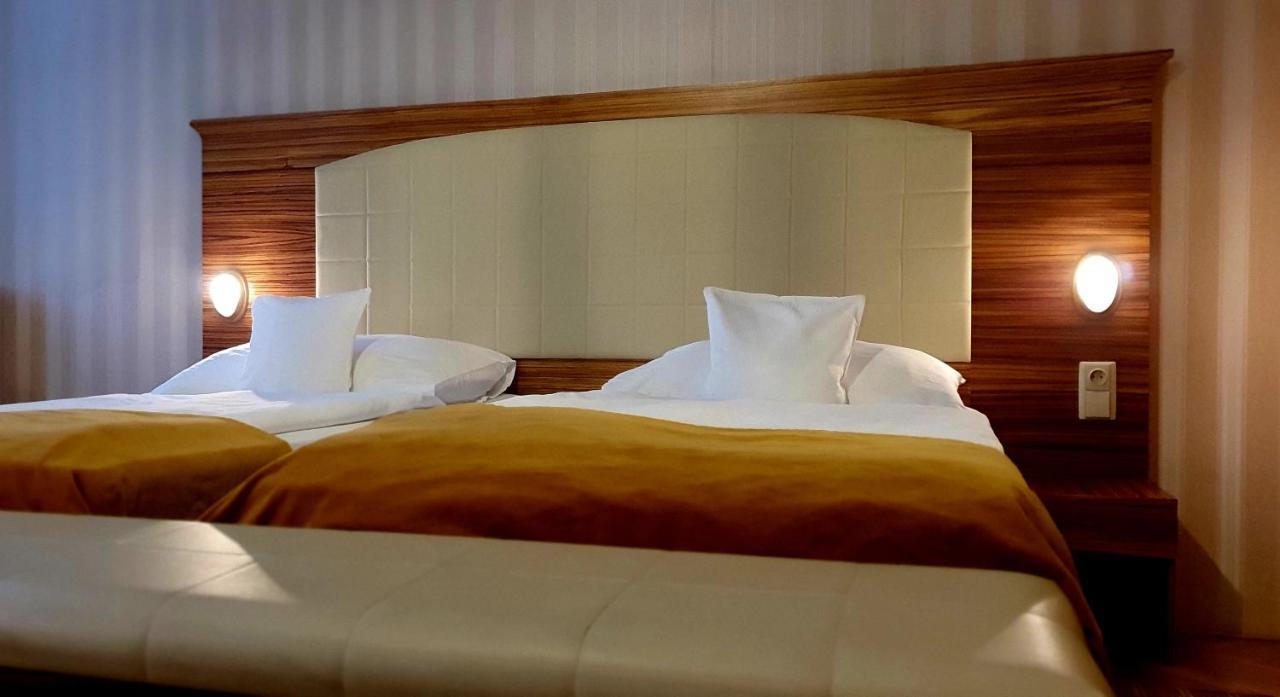Hotel Okresni Dum ฮราเดตสคราโลเว ภายนอก รูปภาพ