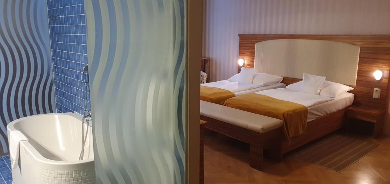 Hotel Okresni Dum ฮราเดตสคราโลเว ภายนอก รูปภาพ