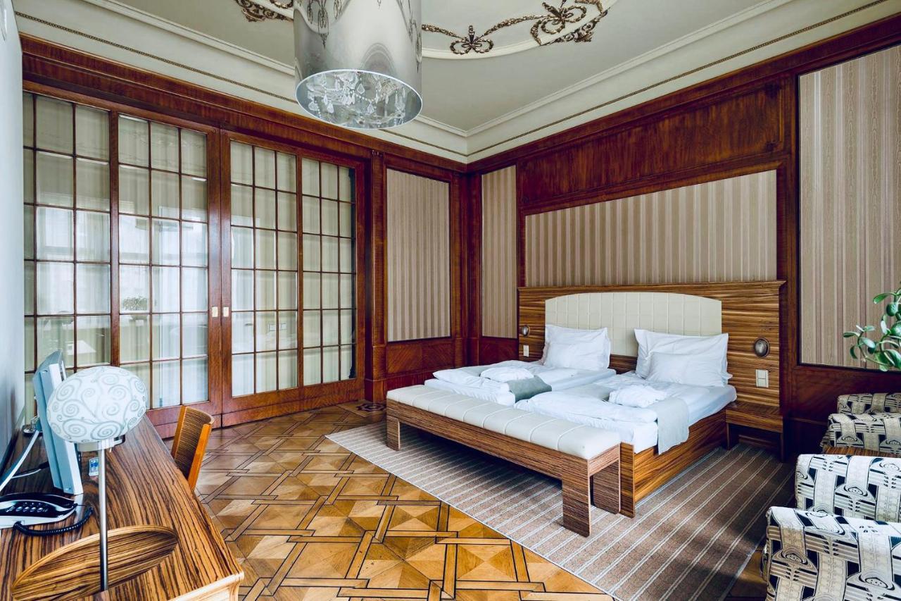 Hotel Okresni Dum ฮราเดตสคราโลเว ภายนอก รูปภาพ