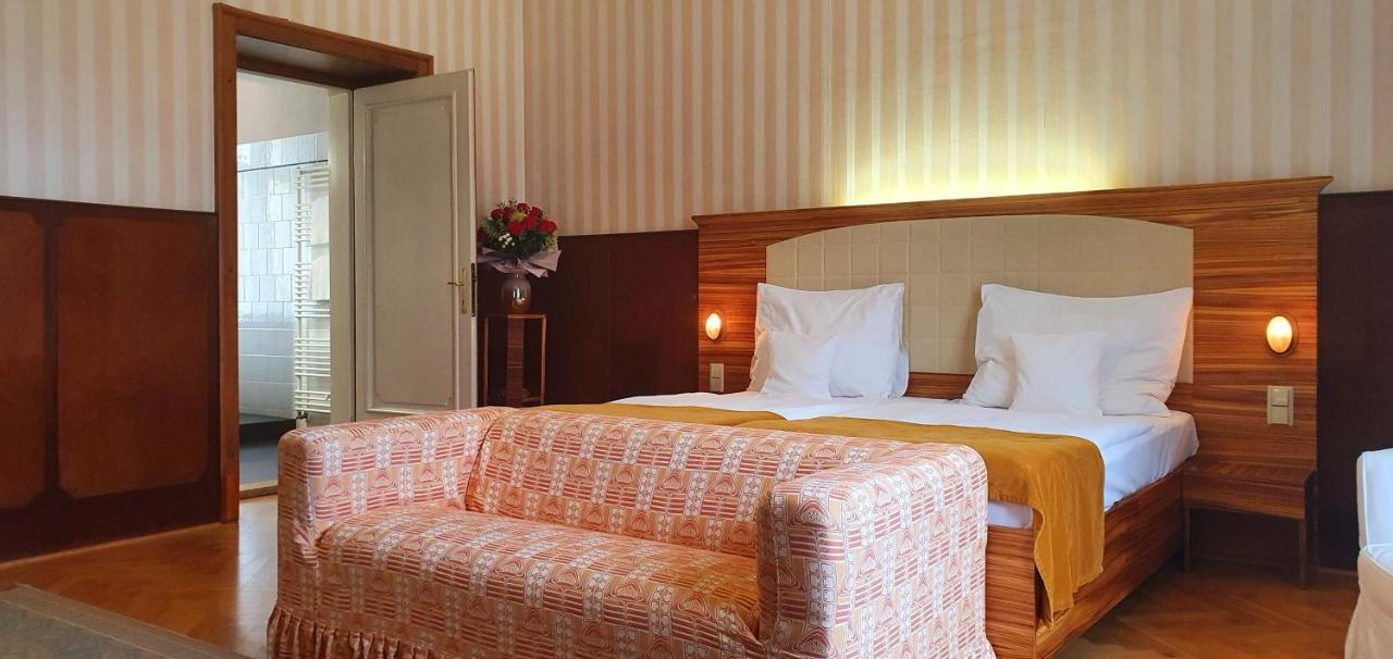 Hotel Okresni Dum ฮราเดตสคราโลเว ภายนอก รูปภาพ