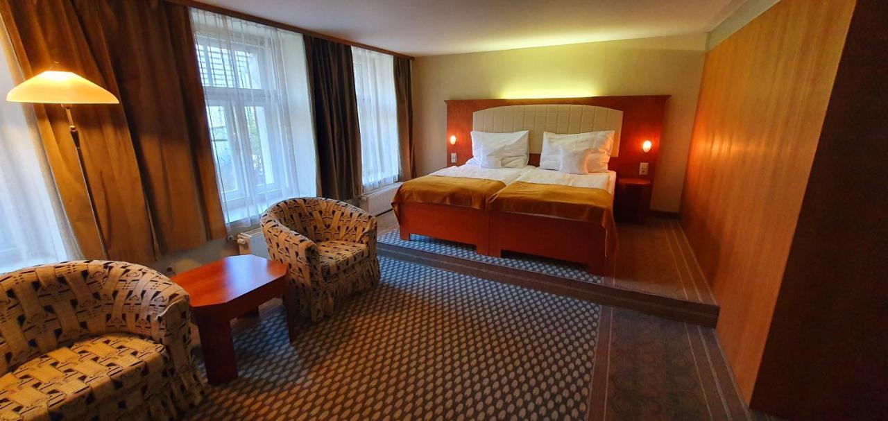 Hotel Okresni Dum ฮราเดตสคราโลเว ภายนอก รูปภาพ