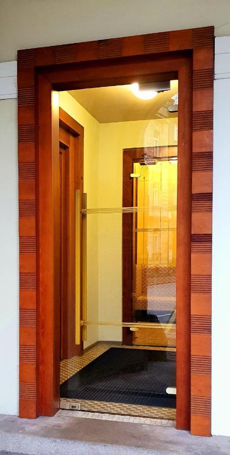 Hotel Okresni Dum ฮราเดตสคราโลเว ภายนอก รูปภาพ