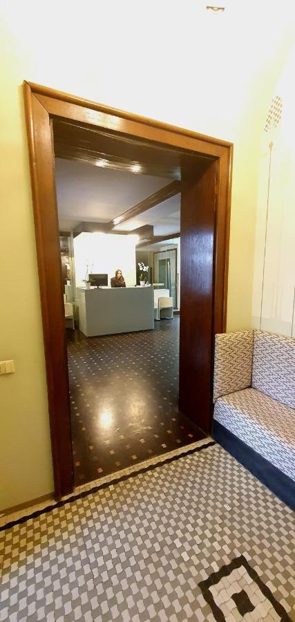 Hotel Okresni Dum ฮราเดตสคราโลเว ภายนอก รูปภาพ
