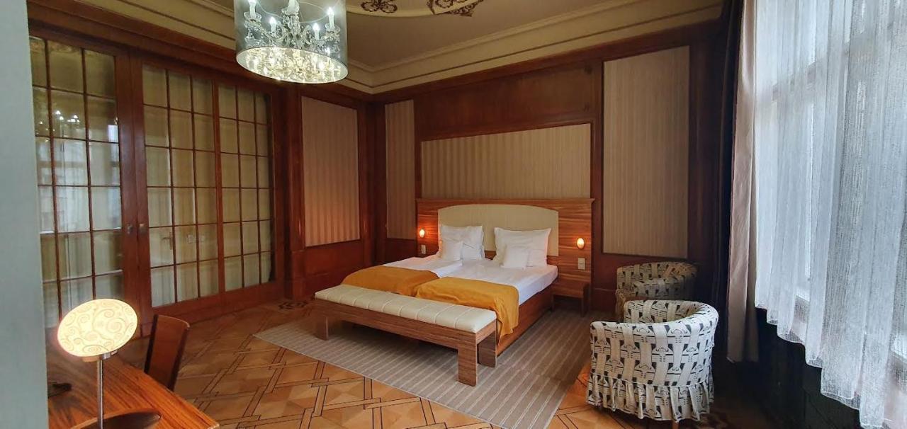 Hotel Okresni Dum ฮราเดตสคราโลเว ภายนอก รูปภาพ
