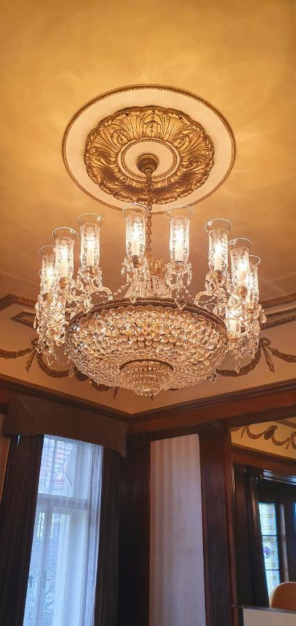 Hotel Okresni Dum ฮราเดตสคราโลเว ภายนอก รูปภาพ