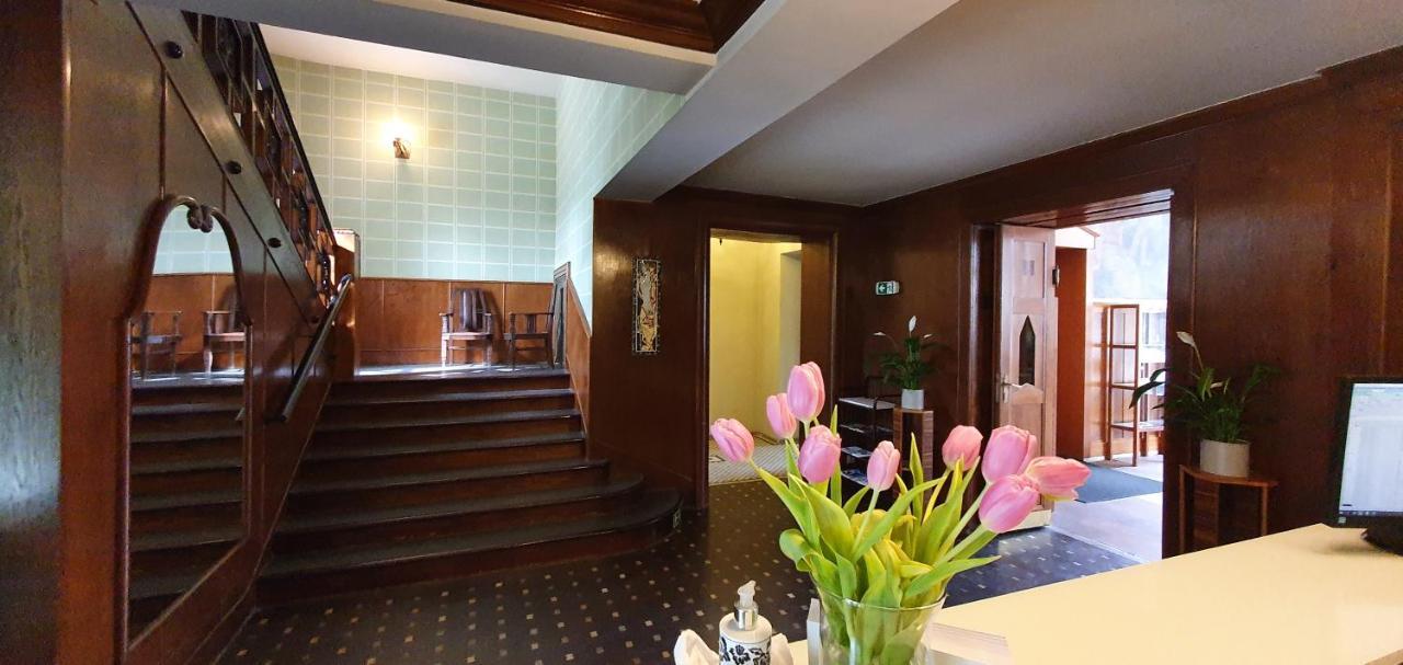 Hotel Okresni Dum ฮราเดตสคราโลเว ภายนอก รูปภาพ