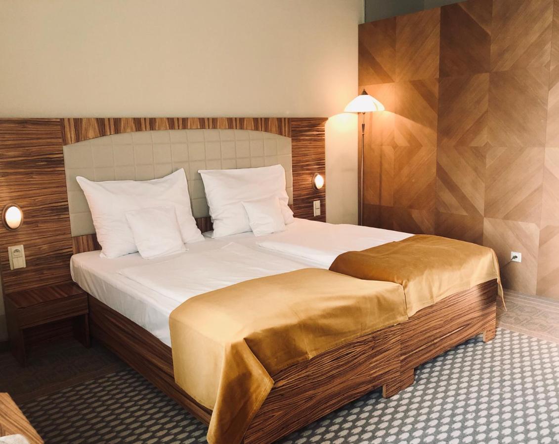 Hotel Okresni Dum ฮราเดตสคราโลเว ภายนอก รูปภาพ